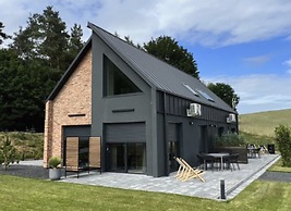 Large Holiday Home With a Jacuzzi on the Terrace