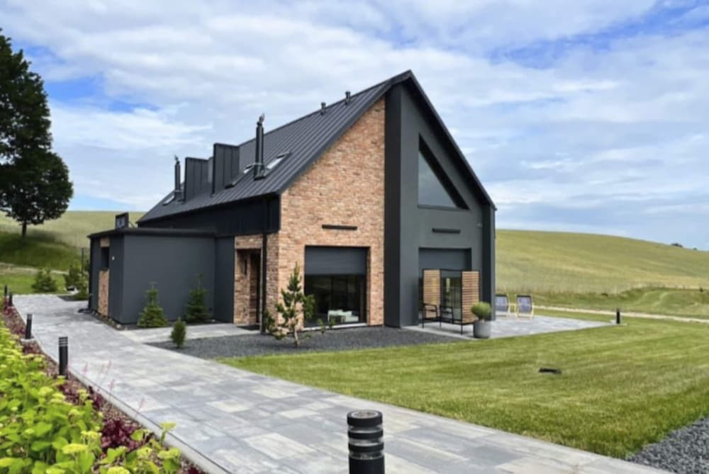 Large Holiday Home With a Jacuzzi on the Terrace