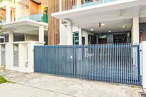 Retro Pool Villa at Puchong by HCK