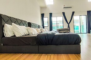 Retro Pool Villa at Puchong by HCK