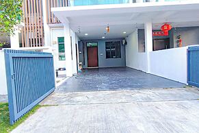 Retro Pool Villa at Puchong by HCK