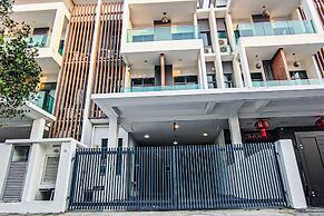Retro Pool Villa at Puchong by HCK