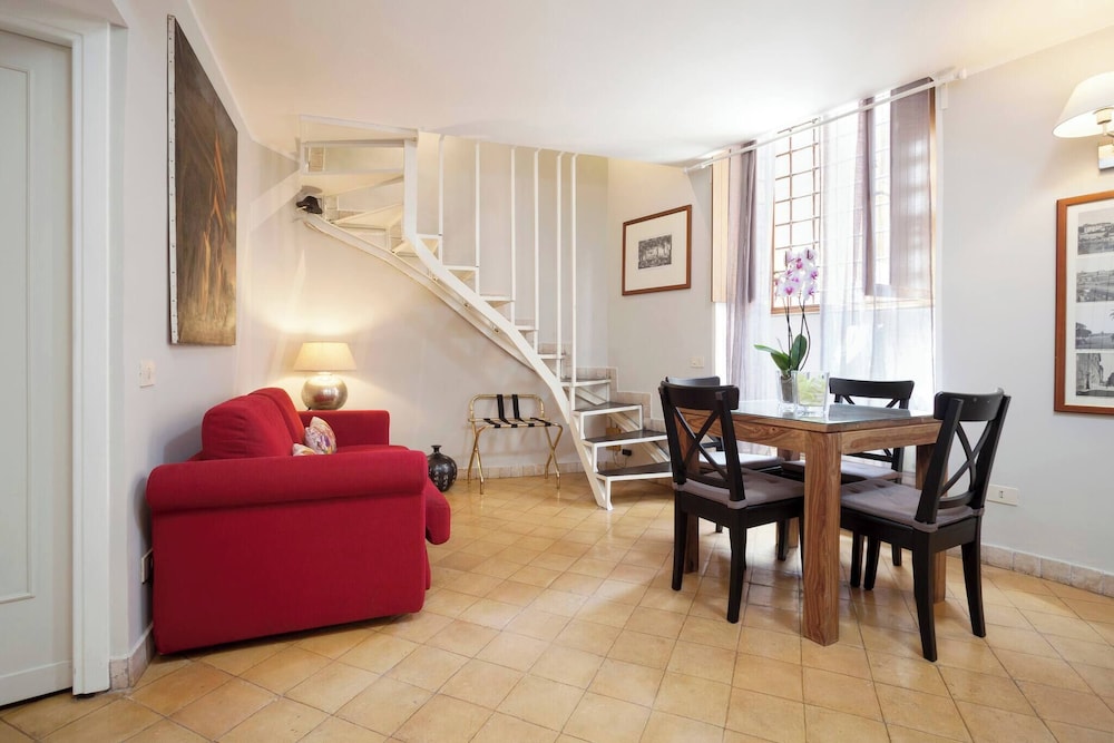 Renoir Small Loft on Giulia Street