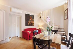 Renoir Small Loft on Giulia Street