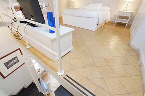 Renoir Small Loft on Giulia Street
