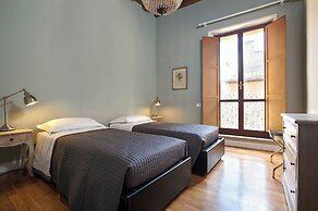 Picasso Large apt Antiques and Charm on Giulia Street