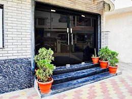 Classic With Balcony Cafe 8