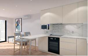 Soe's Large Executive Studio, Views of Airport
