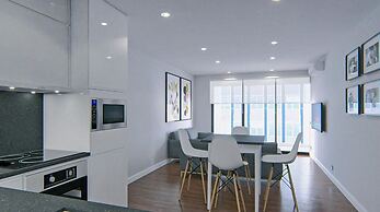 Soe's Large Executive Studio, Views of Airport