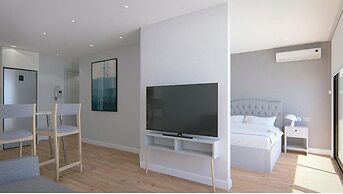 Soe's Large Executive Studio, Views of Airport