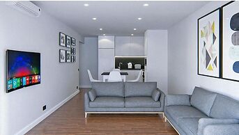Soe's Large Executive Studio, Views of Airport