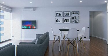 Soe's Large Executive Studio, Views of Airport