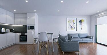 Soe's Large Executive Studio, Views of Airport