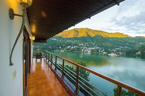 ELIVAAS Lakeview Manor 5 BHK