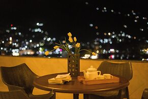 ELIVAAS Lakeview Manor 5 BHK
