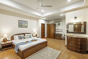 ELIVAAS Lakeview Manor 5 BHK