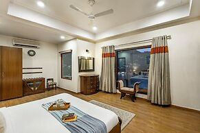 ELIVAAS Lakeview Manor 5 BHK