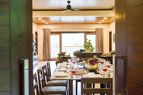 ELIVAAS Lakeview Manor 5 BHK