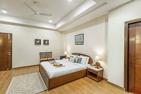 ELIVAAS Lakeview Manor 5 BHK