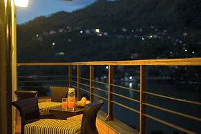 ELIVAAS Lakeview Manor 5 BHK