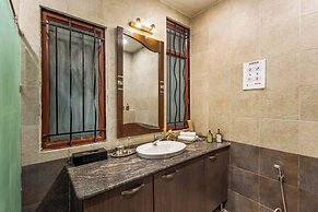 ELIVAAS Lakeview Manor 5 BHK