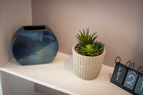 Buckingham House Modern Coastal 3BR Stay