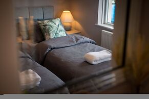 Buckingham House Modern Coastal 3BR Stay