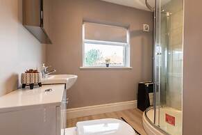 Buckingham House Modern Coastal 3BR Stay