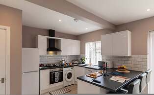 Buckingham House Modern Coastal 3BR Stay