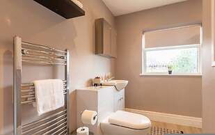 Buckingham House Modern Coastal 3BR Stay