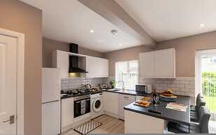 Buckingham House Modern Coastal 3BR Stay