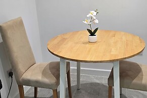 Central 1 Bed Apartment - Sleeps 2 With Wifi