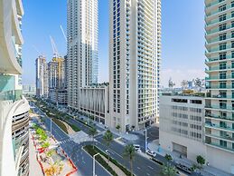 Stylish 1BR with Private Beach Access