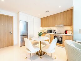 Stylish 1BR with Private Beach Access