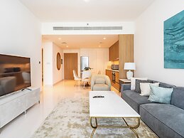 Stylish 1BR with Private Beach Access
