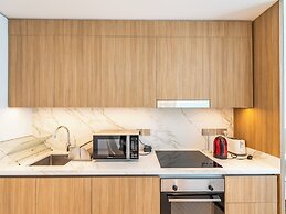 Stylish 1BR with Private Beach Access