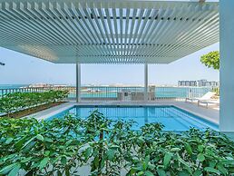 Stylish 1BR with Private Beach Access