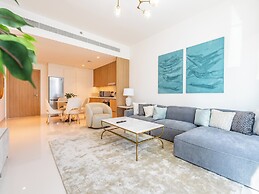 Stylish 1BR with Private Beach Access