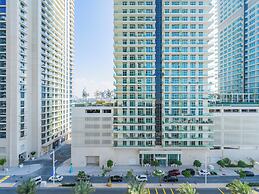 Stylish 1BR with Private Beach Access