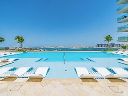 Stylish 1BR with Private Beach Access