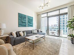 Stylish 1BR with Private Beach Access