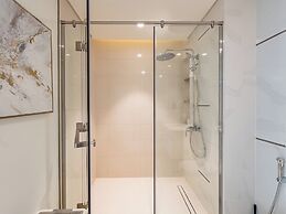 Stylish 1BR with Private Beach Access