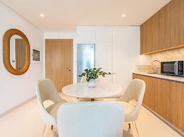 Stylish 1BR with Private Beach Access