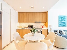 Stylish 1BR with Private Beach Access