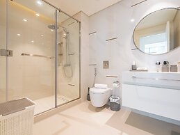Stylish 1BR with Private Beach Access