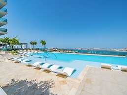Stylish 1BR with Private Beach Access