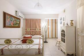Rococo Style - Romantic Seaside Stay Near Volos