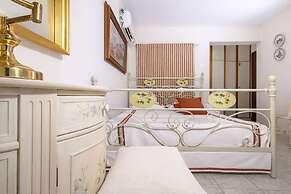 Rococo Style - Romantic Seaside Stay Near Volos