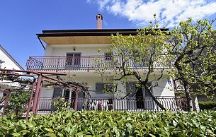 Spacious Flat With Terrace in Umag