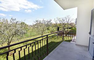 Spacious Flat With Terrace in Umag